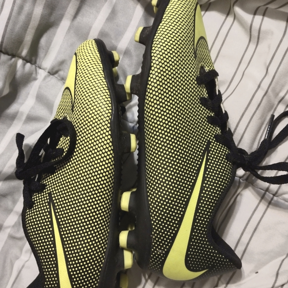 Children's Nike soccer cleats size 2.5